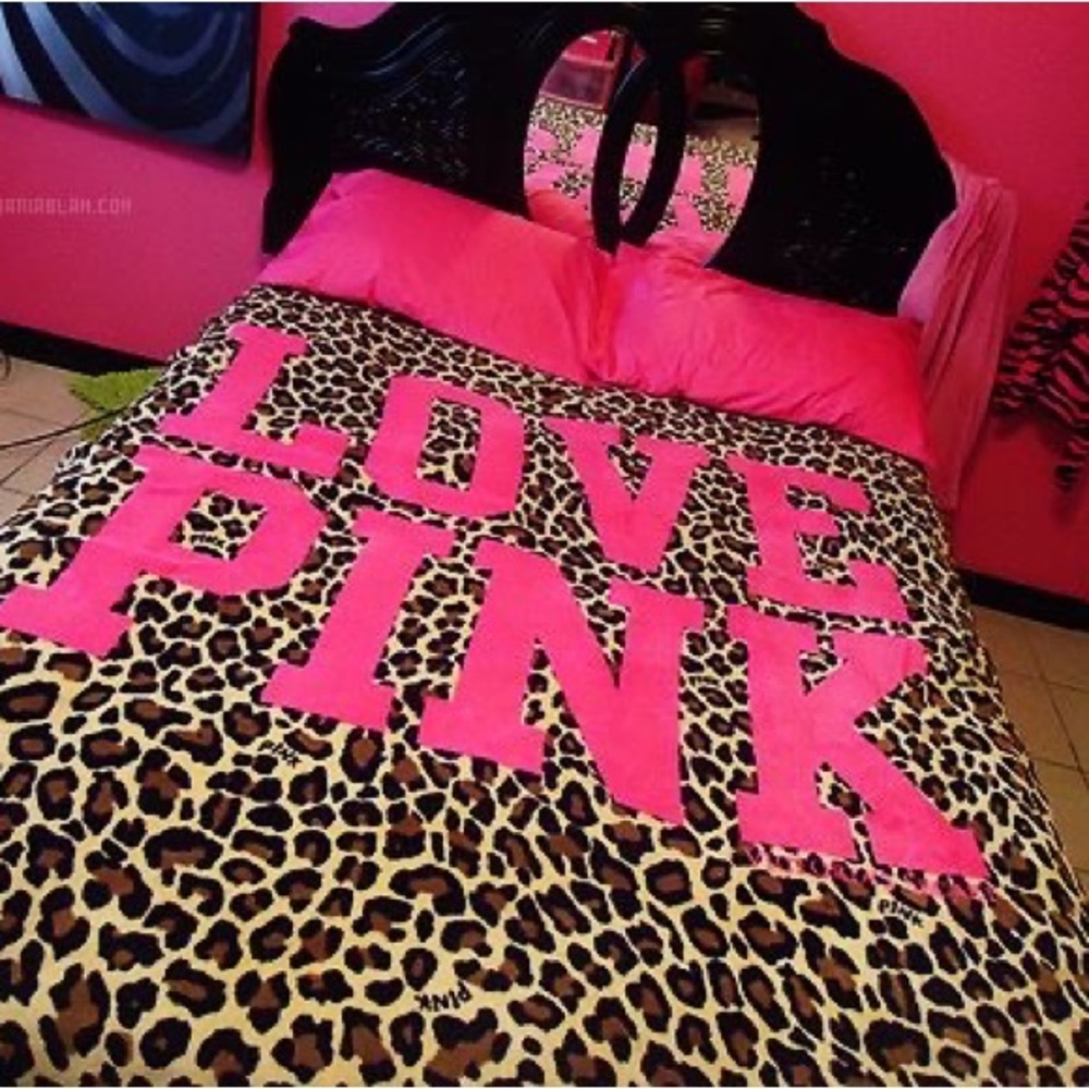 ISO - pink victoria secret bedding set or even just the comforter/duvet itself!!